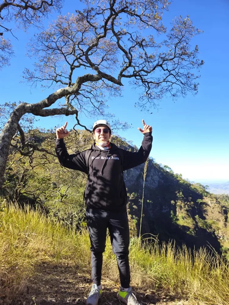 Ismael López durante un reto de senderismo subiendo 5 cerros